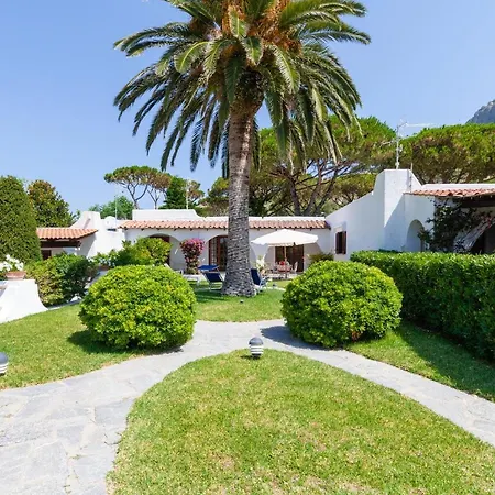 Con Piscina Condivisa E Giardino Esclusivo Di 1000 Mq Villa