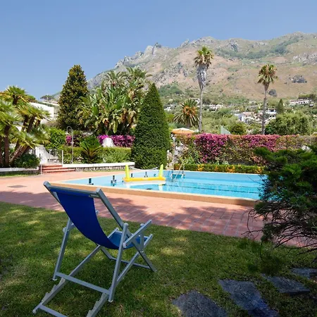 Con Piscina Condivisa E Giardino Esclusivo Di 1000 Mq *