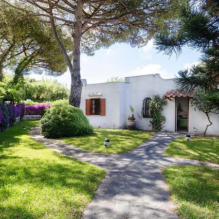 Con Giardino Esclusivo Di 1000 Mq, Piscina, Tennis, Calcio, Bocce