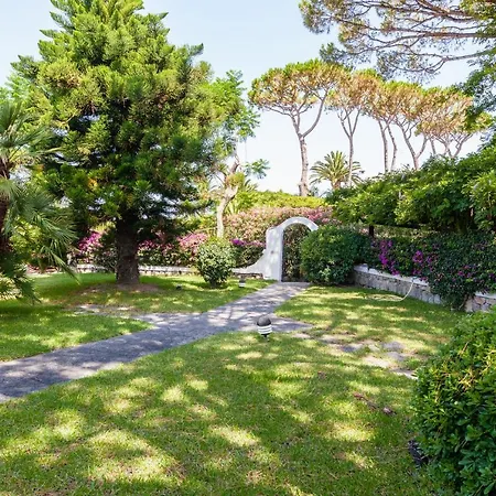 Con Giardino Esclusivo Di 1000 Mq, Piscina, Tennis, Calcio, Bocce * Forio (Isola d'Ischia)