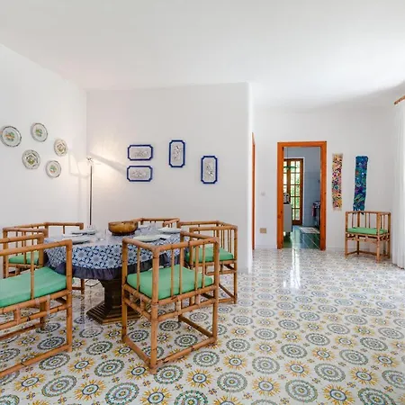 Villa Con Giardino Esclusivo Di 1000 Mq, Piscina, Tennis, Calcio, Bocce *
