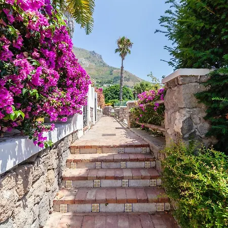 Villa Con Giardino Esclusivo Di 1000 Mq, Piscina, Tennis, Calcio, Bocce