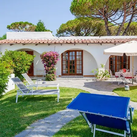 Villa Con Giardino Esclusivo Di 1000 Mq, Piscina, Tennis, Calcio, Bocce