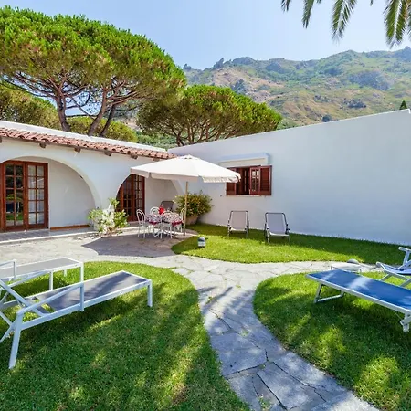 Villa Con Giardino Esclusivo Di 1000 Mq, Piscina, Tennis, Calcio, Bocce
