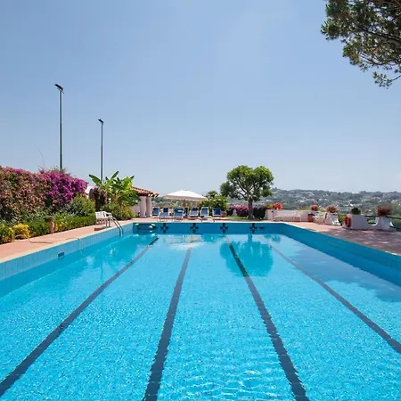 Con Giardino Esclusivo Di 1000 Mq, Piscina, Tennis, Calcio, Bocce *