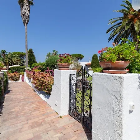 Villa Con Giardino Esclusivo Di 1000 Mq, Piscina, Tennis, Calcio, Bocce *