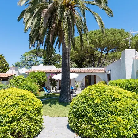 Con Giardino Esclusivo Di 1000 Mq, Piscina, Tennis, Calcio, Bocce Villa