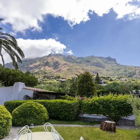 Villa Con Giardino Esclusivo Di 1000 Mq, Piscina, Tennis, Calcio, Bocce *