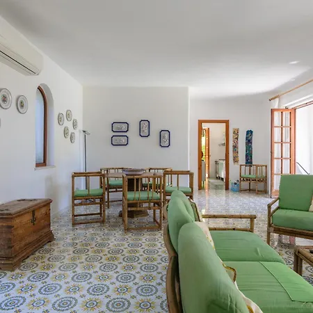 Villa Con Giardino Esclusivo Di 1000 Mq, Piscina, Tennis, Calcio, Bocce *