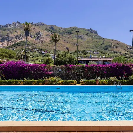 Con Giardino Esclusivo Di 1000 Mq, Piscina, Tennis, Calcio, Bocce Villa